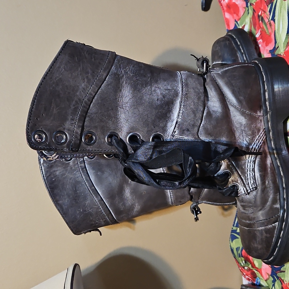 Dr. Martens 1914 Triumph Rare Floral Lace-Up Boots - Picture 8 of 14
